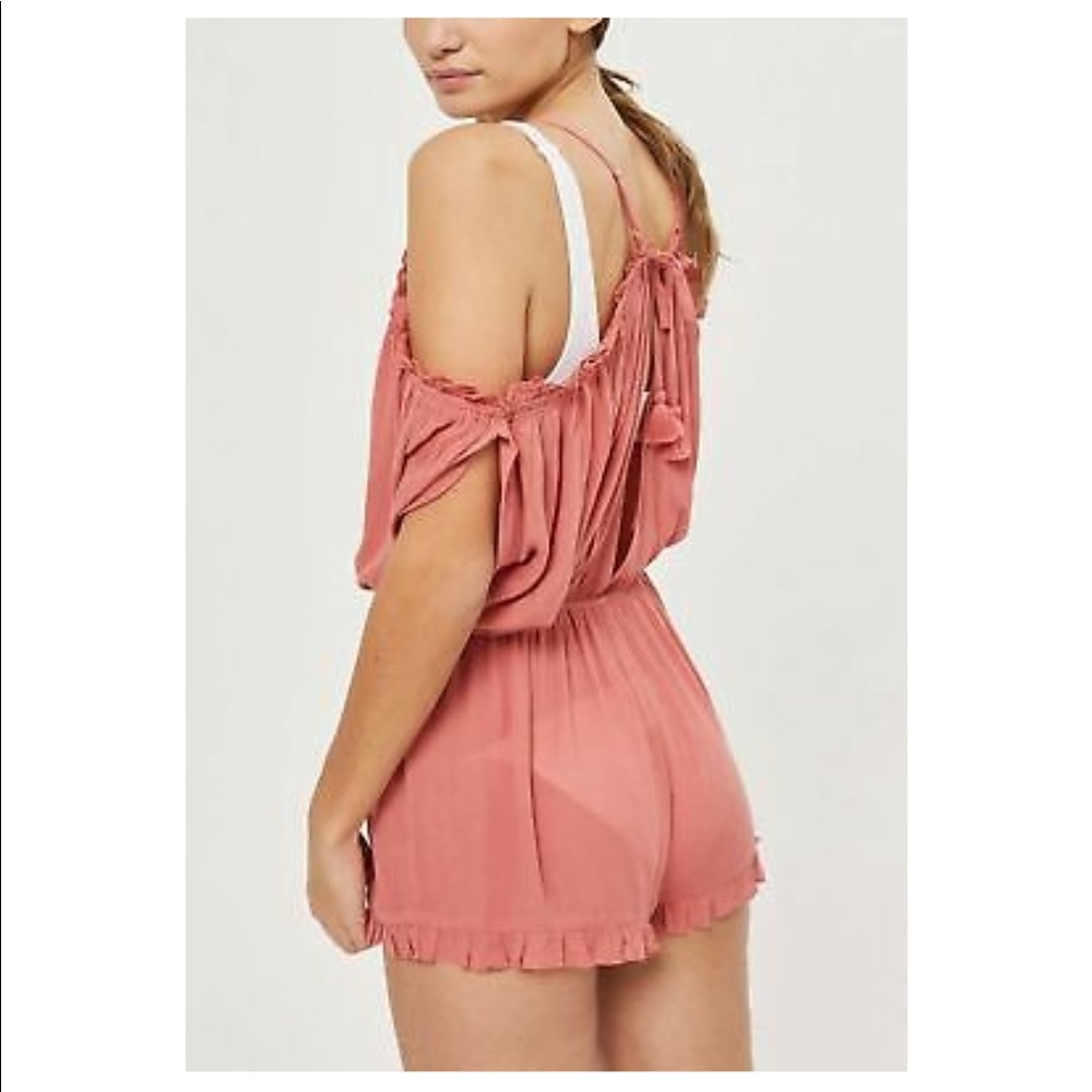 Cute cold shoulder play suit by TOPSHOP ✨